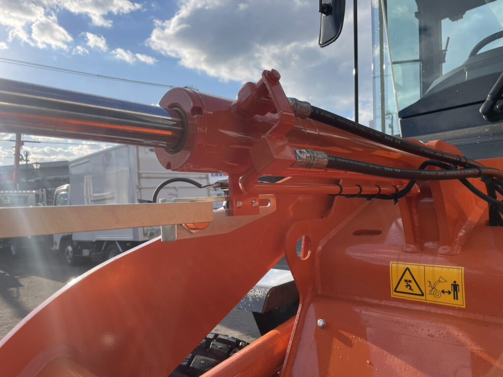 令和7年　ZW80S-5B　0.9㎥　バケット幅199cm　スノースパイクタイヤ　車検令和9年11月