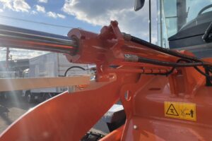 サムネイル: 令和7年　ZW80S-5B　0.9㎥　バケット幅199cm　スノースパイクタイヤ　車検令和9年11月