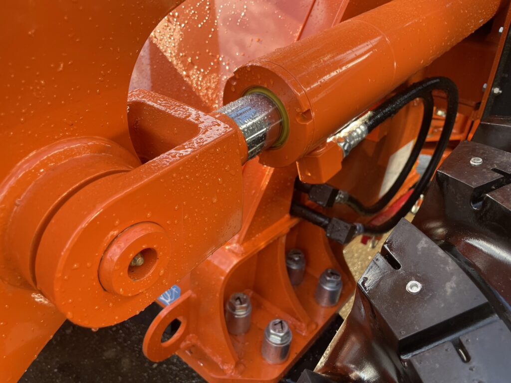 令和7年　ZW80S-5B　0.9㎥　バケット幅199cm　スノースパイクタイヤ　車検令和9年11月