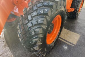 サムネイル: 令和7年　ZW80S-5B　0.9㎥　バケット幅199cm　スノースパイクタイヤ　車検令和9年11月