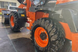 サムネイル: 令和7年　ZW80S-5B　0.9㎥　バケット幅199cm　スノースパイクタイヤ　車検令和9年11月