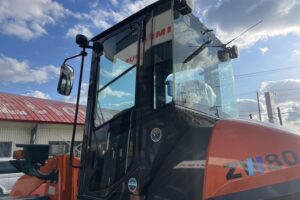 サムネイル: 令和7年　ZW80S-5B　0.9㎥　バケット幅199cm　スノースパイクタイヤ　車検令和9年11月