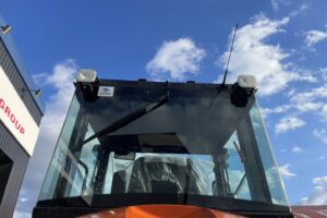 サムネイル: 令和7年　ZW80S-5B　0.9㎥　バケット幅199cm　スノースパイクタイヤ　車検令和9年11月