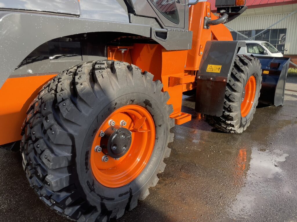 令和7年　ZW80S-5B　0.9㎥　バケット幅199cm　スノースパイクタイヤ　車検令和9年11月