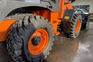 サムネイル: 令和7年　ZW80S-5B　0.9㎥　バケット幅199cm　スノースパイクタイヤ　車検令和9年11月