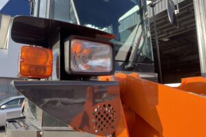 サムネイル: 令和7年　ZW80S-5B　0.9㎥　バケット幅199cm　スノースパイクタイヤ　車検令和9年11月