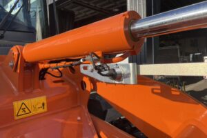 サムネイル: 令和7年　ZW80S-5B　0.9㎥　バケット幅199cm　スノースパイクタイヤ　車検令和9年11月