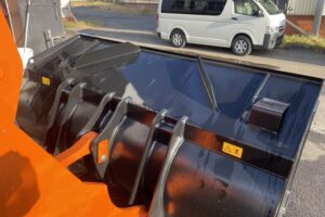 サムネイル: 令和7年　ZW80S-5B　0.9㎥　バケット幅199cm　スノースパイクタイヤ　車検令和9年11月