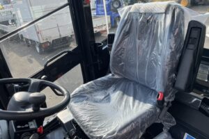 サムネイル: 令和7年　ZW80S-5B　0.9㎥　バケット幅199cm　スノースパイクタイヤ　車検令和9年11月