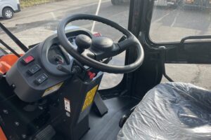 サムネイル: 令和7年　ZW80S-5B　0.9㎥　バケット幅199cm　スノースパイクタイヤ　車検令和9年11月