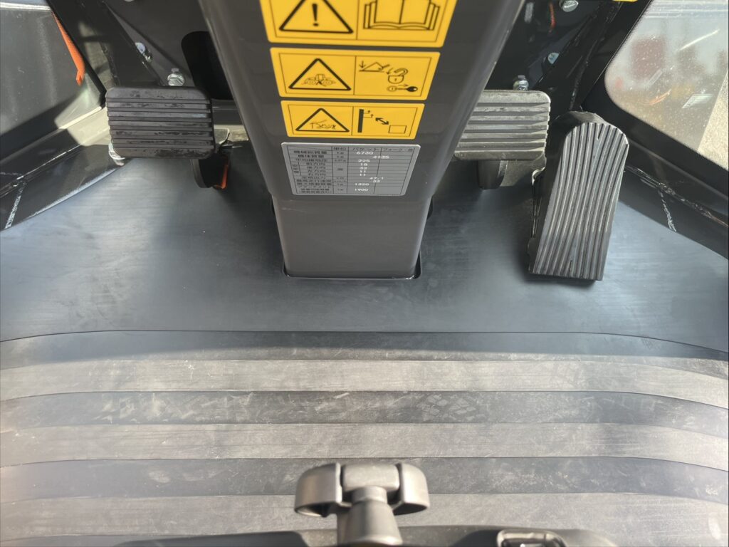 令和7年　ZW80S-5B　0.9㎥　バケット幅199cm　スノースパイクタイヤ　車検令和9年11月