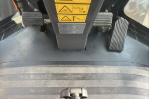 サムネイル: 令和7年　ZW80S-5B　0.9㎥　バケット幅199cm　スノースパイクタイヤ　車検令和9年11月