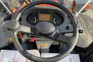 サムネイル: 令和7年　ZW80S-5B　0.9㎥　バケット幅199cm　スノースパイクタイヤ　車検令和9年11月