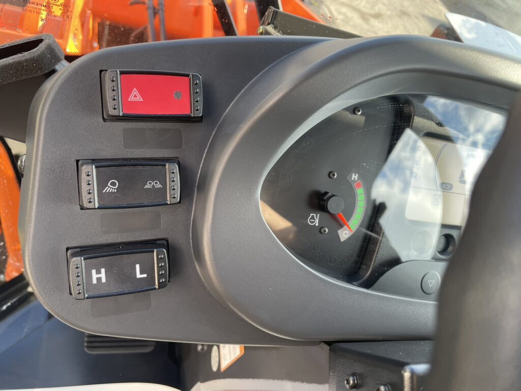 令和7年　ZW80S-5B　0.9㎥　バケット幅199cm　スノースパイクタイヤ　車検令和9年11月