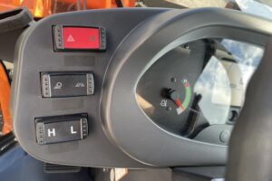 サムネイル: 令和7年　ZW80S-5B　0.9㎥　バケット幅199cm　スノースパイクタイヤ　車検令和9年11月