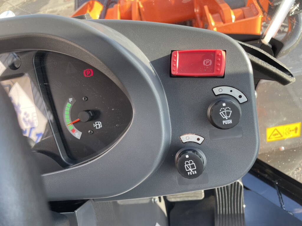 令和7年　ZW80S-5B　0.9㎥　バケット幅199cm　スノースパイクタイヤ　車検令和9年11月