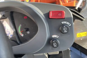 サムネイル: 令和7年　ZW80S-5B　0.9㎥　バケット幅199cm　スノースパイクタイヤ　車検令和9年11月