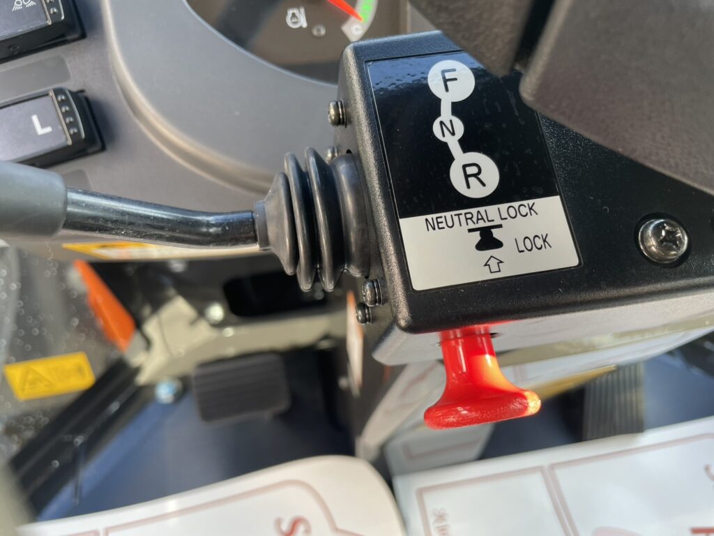 令和7年　ZW80S-5B　0.9㎥　バケット幅199cm　スノースパイクタイヤ　車検令和9年11月