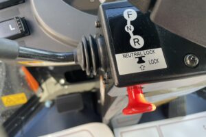 サムネイル: 令和7年　ZW80S-5B　0.9㎥　バケット幅199cm　スノースパイクタイヤ　車検令和9年11月