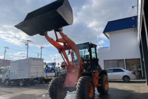 サムネイル: 令和7年　ZW80S-5B　0.9㎥　バケット幅199cm　スノースパイクタイヤ　車検令和9年11月