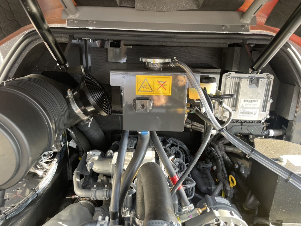 令和7年　ZW80S-5B　0.9㎥　バケット幅199cm　スノースパイクタイヤ　車検令和9年11月