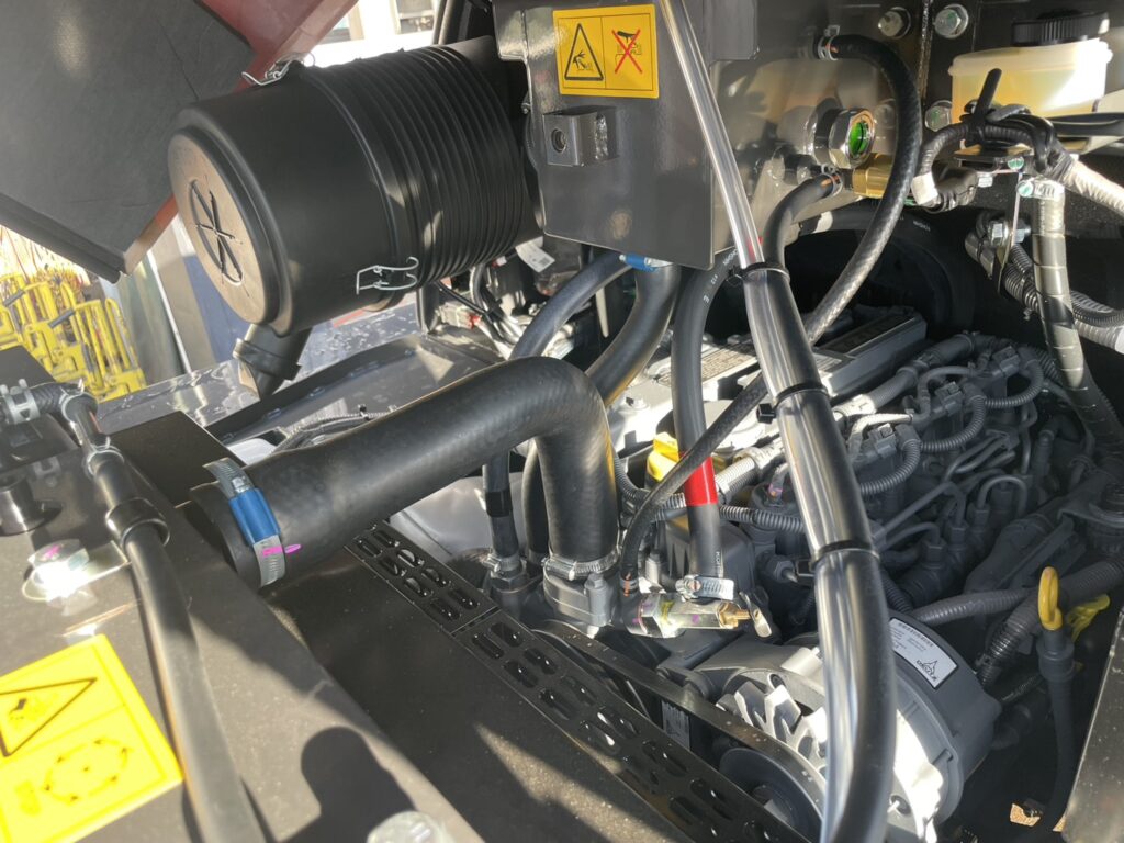 令和7年　ZW80S-5B　0.9㎥　バケット幅199cm　スノースパイクタイヤ　車検令和9年11月