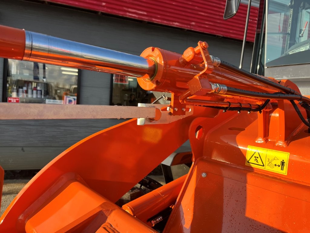 令和７年　日立　ZW80S-5B　2025年モデル　0.9立米　ｽﾉｰｽﾊﾟｲｸ・ﾗｲﾄﾞｺﾝﾄﾛｰﾙ・ﾀﾞﾌﾞﾙﾋｰﾀｰ仕様（車検令和9年11月）