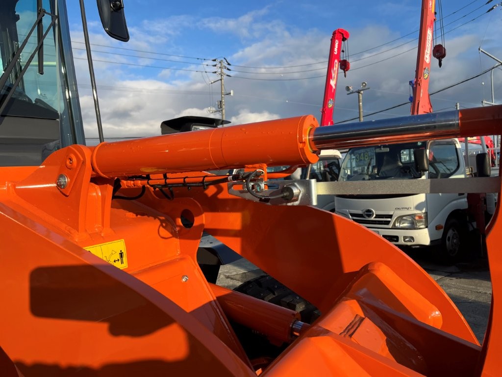 令和７年　日立　ZW80S-5B　2025年モデル　0.9立米　ｽﾉｰｽﾊﾟｲｸ・ﾗｲﾄﾞｺﾝﾄﾛｰﾙ・ﾀﾞﾌﾞﾙﾋｰﾀｰ仕様（車検令和9年11月）