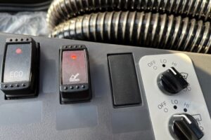 サムネイル: 令和７年　日立　ZW80S-5B　2025年モデル　0.9立米　ｽﾉｰｽﾊﾟｲｸ・ﾗｲﾄﾞｺﾝﾄﾛｰﾙ・ﾀﾞﾌﾞﾙﾋｰﾀｰ仕様（車検令和9年11月）