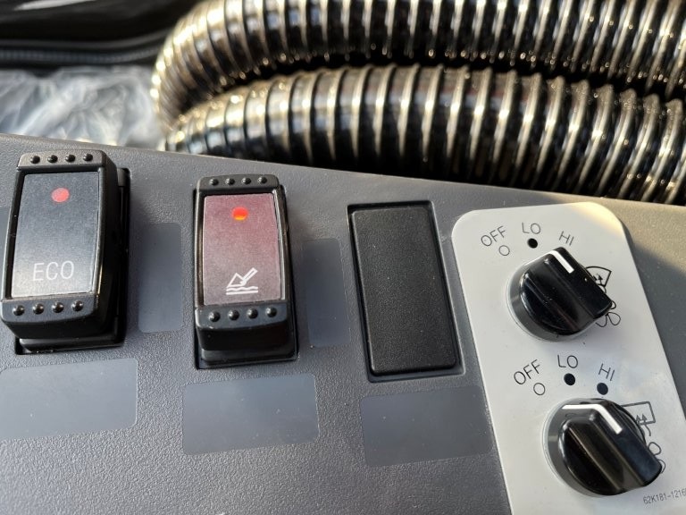 令和７年　日立　ZW80S-5B　2025年モデル　0.9立米　ｽﾉｰｽﾊﾟｲｸ・ﾗｲﾄﾞｺﾝﾄﾛｰﾙ・ﾀﾞﾌﾞﾙﾋｰﾀｰ仕様（車検令和9年11月）