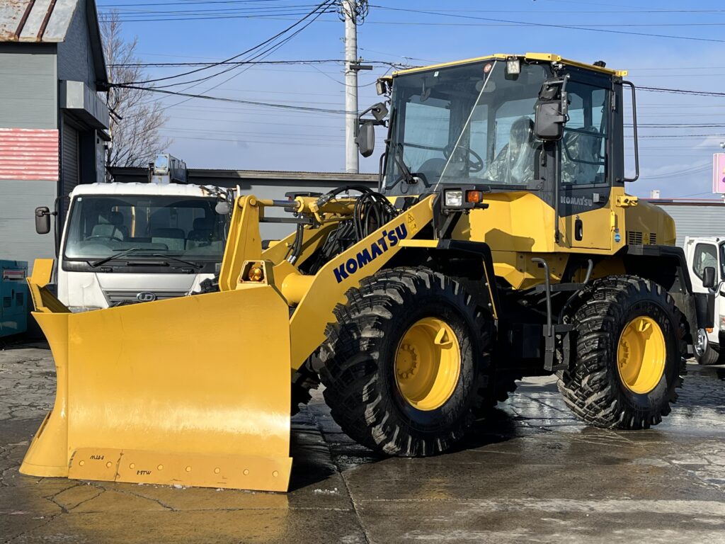 平成29年　コマツ　WA100-7Y　ﾜﾝﾀｯﾁ式ｽﾉｳﾌﾟﾗｳ・ｽﾉｰｽﾊﾟｲｸﾀｲﾔ・Wｷｬﾋﾞﾝ・ｴｱｺﾝ　1.3立米（車検令和９年９月）