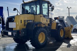 サムネイル: 平成29年　コマツ　WA100-7Y　ﾜﾝﾀｯﾁ式ｽﾉｳﾌﾟﾗｳ・ｽﾉｰｽﾊﾟｲｸﾀｲﾔ・Wｷｬﾋﾞﾝ・ｴｱｺﾝ　1.3立米（車検令和９年９月）