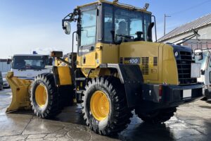 サムネイル: 平成29年　コマツ　WA100-7Y　ﾜﾝﾀｯﾁ式ｽﾉｳﾌﾟﾗｳ・ｽﾉｰｽﾊﾟｲｸﾀｲﾔ・Wｷｬﾋﾞﾝ・ｴｱｺﾝ　1.3立米（車検令和９年９月）
