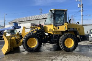 サムネイル: 平成29年　コマツ　WA100-7Y　ﾜﾝﾀｯﾁ式ｽﾉｳﾌﾟﾗｳ・ｽﾉｰｽﾊﾟｲｸﾀｲﾔ・Wｷｬﾋﾞﾝ・ｴｱｺﾝ　1.3立米（車検令和９年９月）