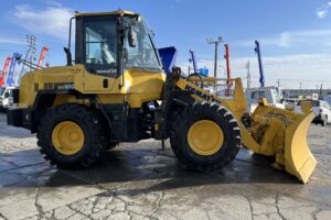 サムネイル: 平成29年　コマツ　WA100-7Y　ﾜﾝﾀｯﾁ式ｽﾉｳﾌﾟﾗｳ・ｽﾉｰｽﾊﾟｲｸﾀｲﾔ・Wｷｬﾋﾞﾝ・ｴｱｺﾝ　1.3立米（車検令和９年９月）