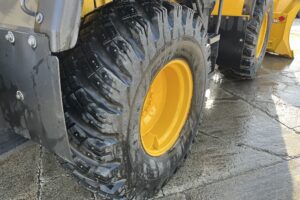 サムネイル: 平成29年　コマツ　WA100-7Y　ﾜﾝﾀｯﾁ式ｽﾉｳﾌﾟﾗｳ・ｽﾉｰｽﾊﾟｲｸﾀｲﾔ・Wｷｬﾋﾞﾝ・ｴｱｺﾝ　1.3立米（車検令和９年９月）