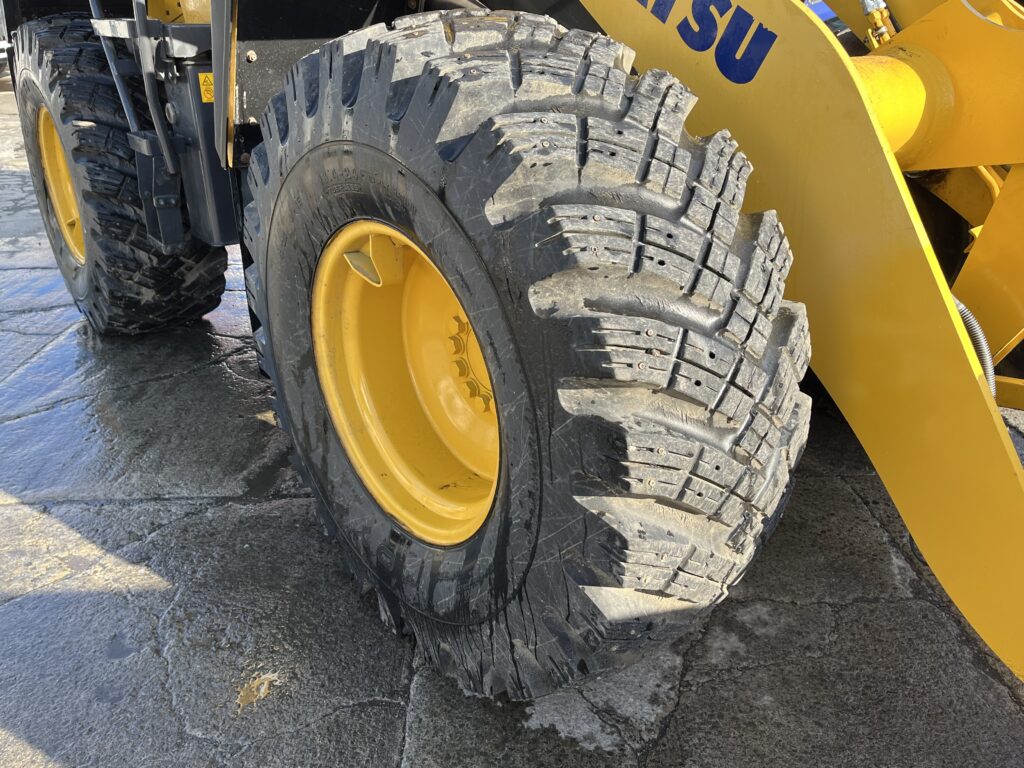 平成29年　コマツ　WA100-7Y　ﾜﾝﾀｯﾁ式ｽﾉｳﾌﾟﾗｳ・ｽﾉｰｽﾊﾟｲｸﾀｲﾔ・Wｷｬﾋﾞﾝ・ｴｱｺﾝ　1.3立米（車検令和９年９月）