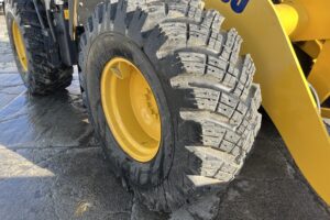 サムネイル: 平成29年　コマツ　WA100-7Y　ﾜﾝﾀｯﾁ式ｽﾉｳﾌﾟﾗｳ・ｽﾉｰｽﾊﾟｲｸﾀｲﾔ・Wｷｬﾋﾞﾝ・ｴｱｺﾝ　1.3立米（車検令和９年９月）