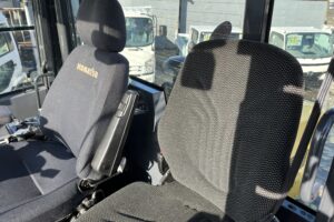 サムネイル: 平成29年　コマツ　WA100-7Y　ﾜﾝﾀｯﾁ式ｽﾉｳﾌﾟﾗｳ・ｽﾉｰｽﾊﾟｲｸﾀｲﾔ・Wｷｬﾋﾞﾝ・ｴｱｺﾝ　1.3立米（車検令和９年９月）