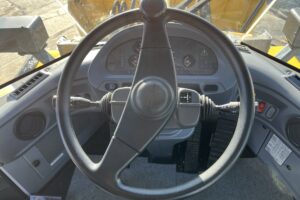 サムネイル: 平成29年　コマツ　WA100-7Y　ﾜﾝﾀｯﾁ式ｽﾉｳﾌﾟﾗｳ・ｽﾉｰｽﾊﾟｲｸﾀｲﾔ・Wｷｬﾋﾞﾝ・ｴｱｺﾝ　1.3立米（車検令和９年９月）