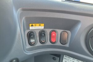 サムネイル: 平成29年　コマツ　WA100-7Y　ﾜﾝﾀｯﾁ式ｽﾉｳﾌﾟﾗｳ・ｽﾉｰｽﾊﾟｲｸﾀｲﾔ・Wｷｬﾋﾞﾝ・ｴｱｺﾝ　1.3立米（車検令和９年９月）