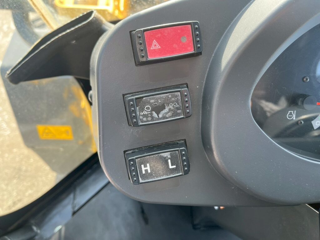 令和２年式日立ホイールローダZW80-5B