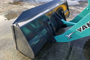 サムネイル: 平成23年　ヤンマー　Ｖ４－６　0.5立米　★使用時間1340時間・全塗装済！★