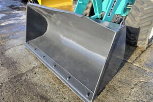 サムネイル: 平成23年　ヤンマー　Ｖ４－６　0.5立米　★使用時間1340時間・全塗装済！★