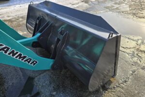 サムネイル: 平成23年　ヤンマー　Ｖ４－６　0.5立米　★使用時間1340時間・全塗装済！★