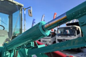 サムネイル: 平成23年　ヤンマー　Ｖ４－６　0.5立米　★使用時間1340時間・全塗装済！★