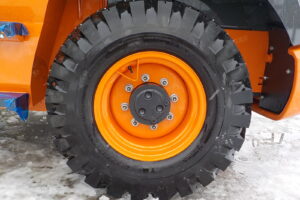 サムネイル: 令和7年　日立　ホイールローダー　ZW80S-5B　★0.9立米★スノースパイク★車検令和9年11月