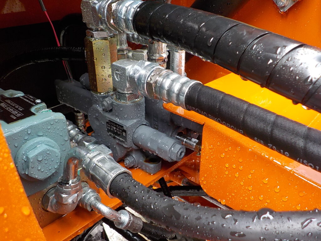 令和7年　日立　ホイールローダー　ZW80S-5B　★0.9立米★スノースパイク★車検令和9年11月