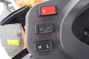 サムネイル: 令和7年　日立　ホイールローダー　ZW80S-5B　★0.9立米★スノースパイク★車検令和9年11月