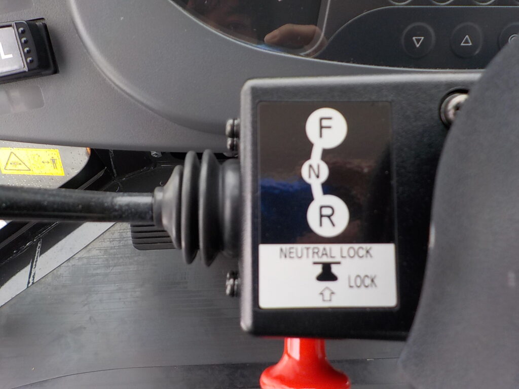 令和7年　日立　ホイールローダー　ZW80S-5B　★0.9立米★スノースパイク★車検令和9年11月